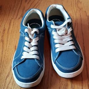 Simple Mens Navy 8M Sneaker.